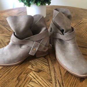 Women's size 7 UGG Elora Ankle booties Sahara